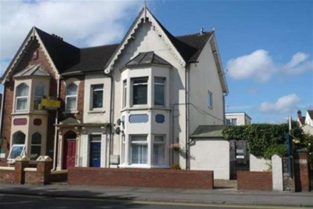  Image of 2 bedroom Flat to rent in Park Lane Swindon SN1 at Swindon, SN1 5EL