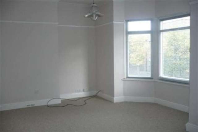  Image of 2 bedroom Flat to rent in Park Lane Swindon SN1 at Swindon, SN1 5EL