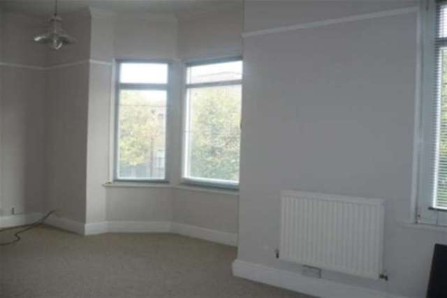  Image of 2 bedroom Flat to rent in Park Lane Swindon SN1 at Swindon, SN1 5EL