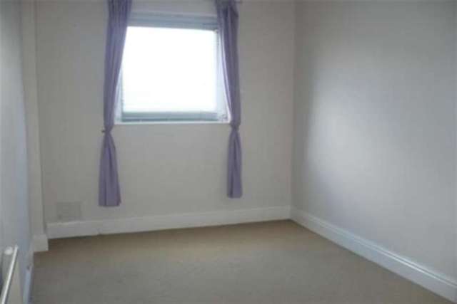  Image of 2 bedroom Flat to rent in Park Lane Swindon SN1 at Swindon, SN1 5EL