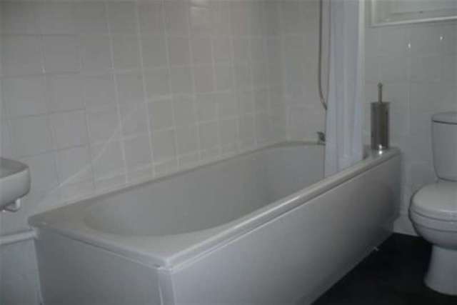  Image of 2 bedroom Flat to rent in Park Lane Swindon SN1 at Swindon, SN1 5EL