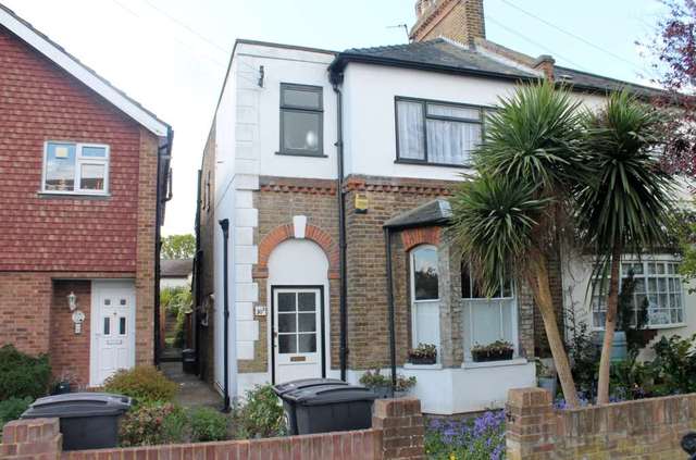  Image of 1 bedroom Flat to rent in Sycamore Grove New Malden KT3 at Sycamore Grove  New Malden, KT3 3DQ