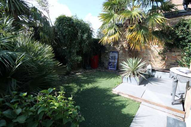  Image of 1 bedroom Flat to rent in Sycamore Grove New Malden KT3 at Sycamore Grove  New Malden, KT3 3DQ