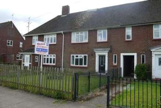  Image of 3 bedroom Terraced house for sale in Thame Road Aylesbury HP21 at Thame Road  Aylesbury, HP21 8LY