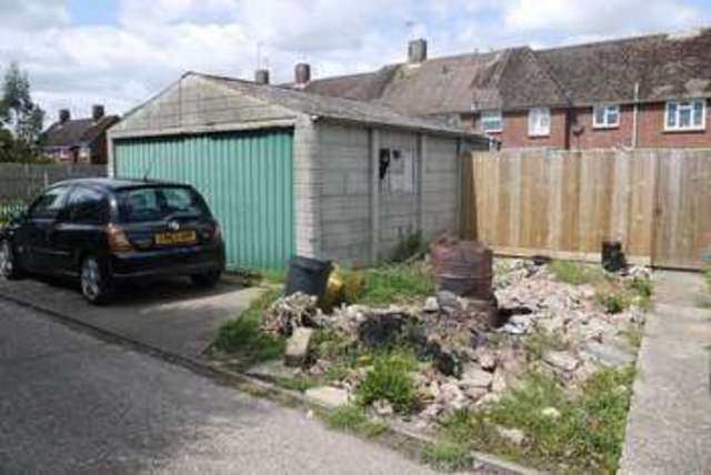  Image of 3 bedroom Terraced house for sale in Thame Road Aylesbury HP21 at Thame Road  Aylesbury, HP21 8LY