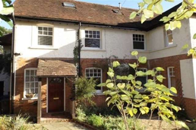  Image of 2 bedroom Flat to rent in The Crescent Farnham GU9 at Farnham, GU9 0LQ