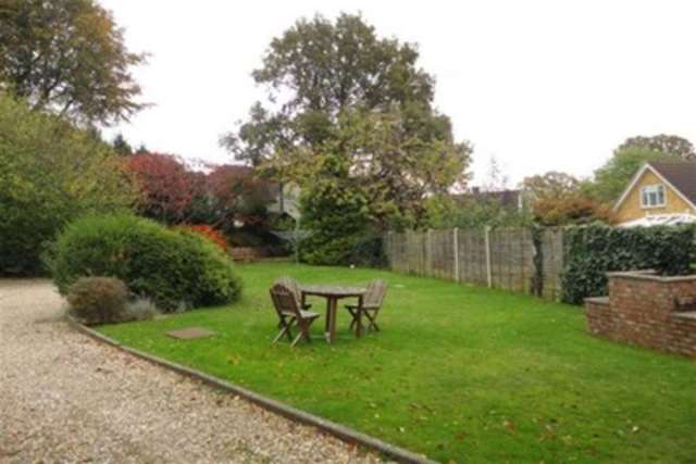  Image of 2 bedroom Flat to rent in The Crescent Farnham GU9 at Farnham, GU9 0LQ