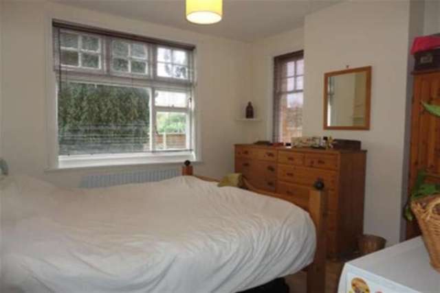  Image of 2 bedroom Flat to rent in The Crescent Farnham GU9 at Farnham, GU9 0LQ