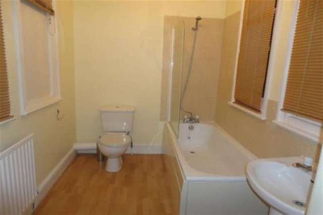  Image of 2 bedroom Flat to rent in The Crescent Farnham GU9 at Farnham, GU9 0LQ