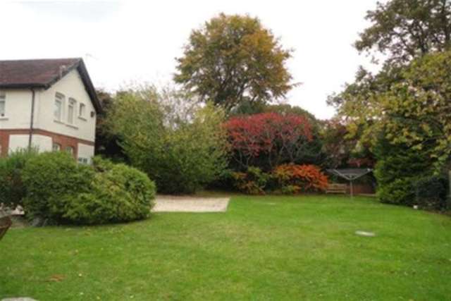  Image of 2 bedroom Flat to rent in The Crescent Farnham GU9 at Farnham, GU9 0LQ