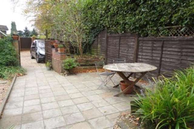  Image of 2 bedroom Flat to rent in The Crescent Farnham GU9 at Farnham, GU9 0LQ