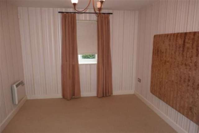  Image of 2 bedroom Flat to rent in Knighton Park Road Leicester LE2 at Leicester, LE2 1ZA