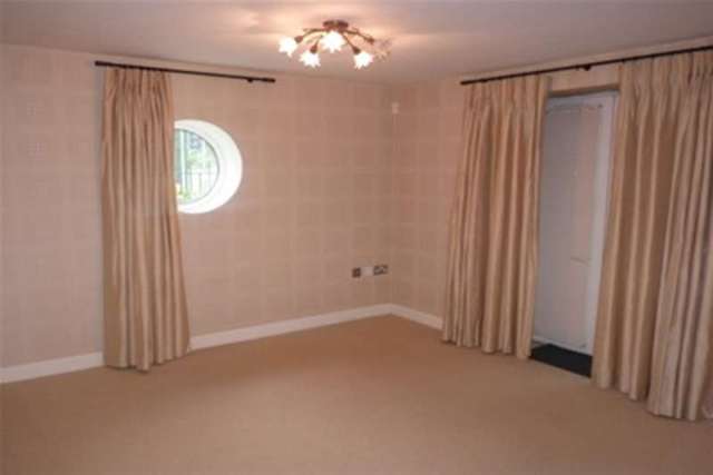  Image of 2 bedroom Flat to rent in Knighton Park Road Leicester LE2 at Leicester, LE2 1ZA