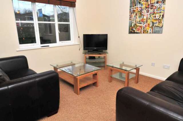  Image of 2 bedroom Apartment to rent in Town Mead Crawley RH11 at Highfield House, Town Mead West Green Crawley, RH11 7EH