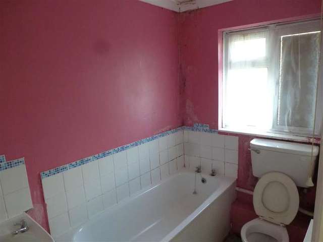  Image of 1 bedroom Flat for sale in Victor Close Hornchurch RM12 at Hornchurch Essex Hornchurch, RM12 4XH