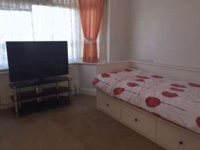  Image of Flat to rent in Victory Avenue Morden SM4 at Victory Avenue  Morden, SM4 6DL