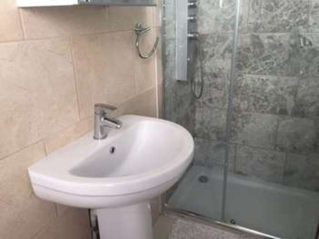  Image of Flat to rent in Victory Avenue Morden SM4 at Victory Avenue  Morden, SM4 6DL