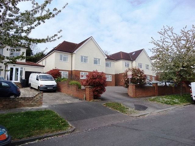  Image of 3 bedroom Flat to rent in Warren Road Banstead SM7 at Warren Road  Banstead, SM7 1LB