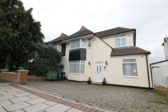  Image of 5 bedroom Semi-Detached house for sale in Warwick Avenue Edgware HA8 at Warwick Avenue Edgware Edgware, HA8 8UN
