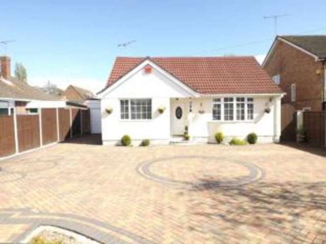 Image of 4 bedroom Bungalow for sale in Winscombe Avenue Cowplain Waterlooville PO8 at Waterlooville Hampshire Cowplain, PO8 8DX