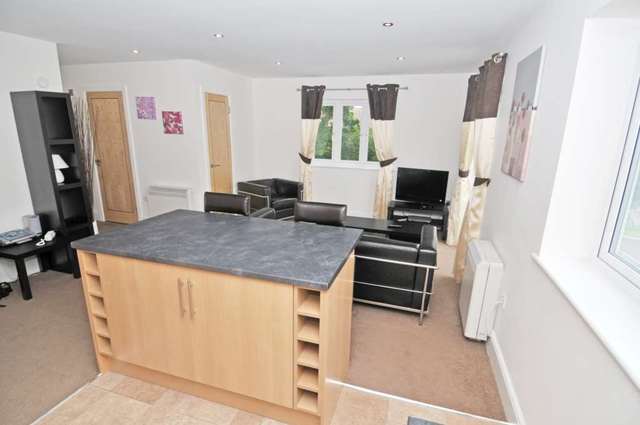 Image of 1 bedroom Apartment to rent in Town Mead Crawley RH11 at Highfield House, Town Mead West Green Crawley, RH11 7EH