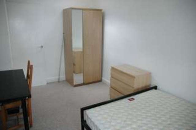  Image of 2 bedroom Flat to rent in West Park Bristol BS8 at West Park  Bristol, BS8 2LX