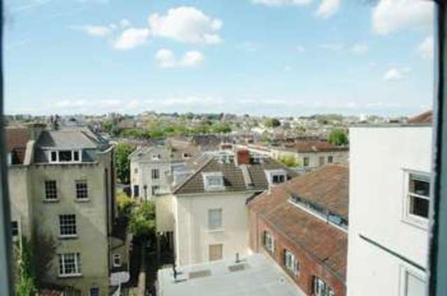 Image of 2 bedroom Flat to rent in West Park Bristol BS8 at West Park  Bristol, BS8 2LX