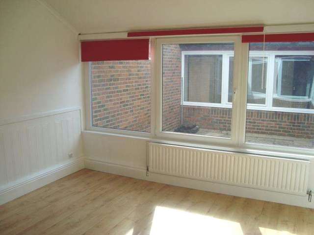  Image of 3 bedroom Bungalow to rent in Westminster Gardens Houghton Regis Dunstable LU5 at Westminster Gardens Houghton Regis DUNSTABLE, LU5 5RT