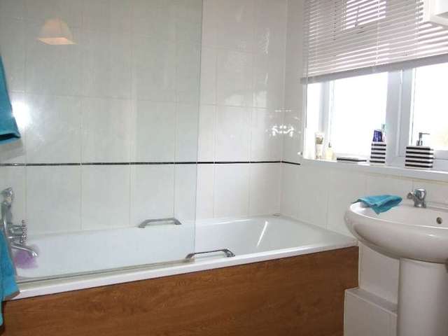  Image of 3 bedroom Detached house to rent in Walker Crescent Wyke Regis Weymouth DT4 at Weymouth, DT4 9AU