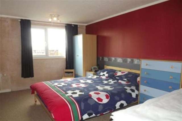  Image of 3 bedroom Terraced house to rent in Whinacre Walk Sheffield S8 at Sheffield, S8 8EP