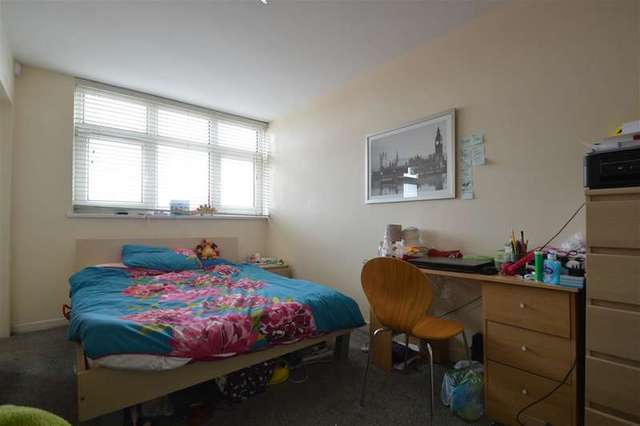  Image of 4 bedroom Apartment for sale in Woking Close London SW15 at Roehampton, SW15 5JZ
