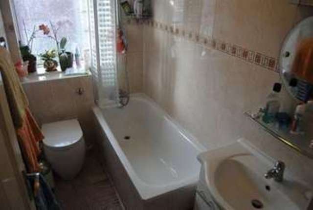  Image of 2 bedroom Flat for sale in Woodside Park Road London N12 at Woodside Park Road  London, N12 8RU