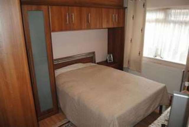  Image of 2 bedroom Flat for sale in Woodside Park Road London N12 at Woodside Park Road  London, N12 8RU