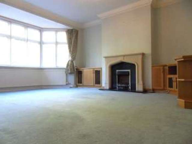  Image of 5 bedroom Property to rent in Woodview Close Ashtead KT21 at Woodview Close  Ashtead, KT21 1HA