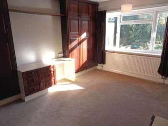 Image of 5 bedroom Property to rent in Woodview Close Ashtead KT21 at Woodview Close  Ashtead, KT21 1HA