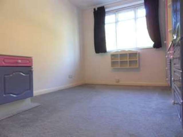  Image of 5 bedroom Property to rent in Woodview Close Ashtead KT21 at Woodview Close  Ashtead, KT21 1HA