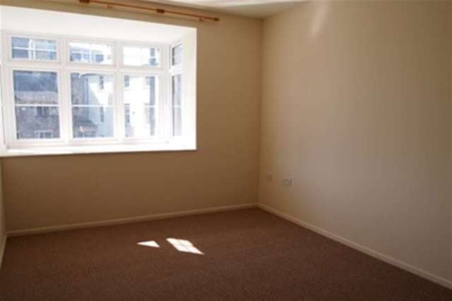  Image of 3 bedroom Flat to rent in Corporation Street Taunton TA1 at Taunton, TA1 4AW