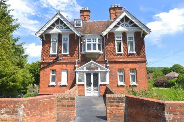  Image of 2 bedroom Flat to rent in Vicarage Road Henley-on-Thames RG9 at Vicarage Road  Henley-On-Thames, RG9 1HT