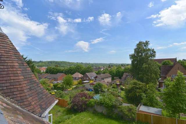  Image of 2 bedroom Flat to rent in Vicarage Road Henley-on-Thames RG9 at Vicarage Road  Henley-On-Thames, RG9 1HT