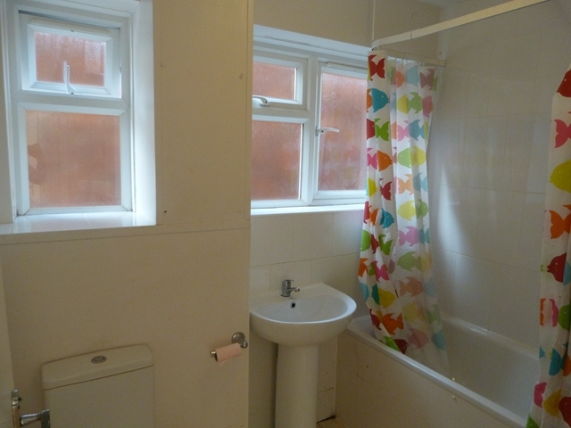  Image of 2 bedroom Flat to rent in Parkhurst Road Sutton SM1 at Thicket Court Thicket road Sutton, SM1 3RZ