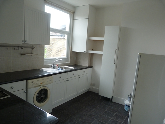  Image of 2 bedroom Flat to rent in Pendle Road London SW16 at Pendle road  Tooting, SW16 6RT