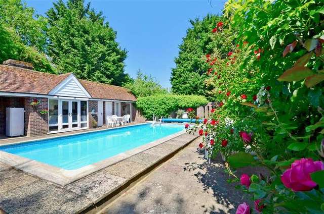  Image of 5 bedroom Detached house for sale in Lenham Road Headcorn Ashford TN27 at Headcorn Ashford Headcorn, TN27 9TU