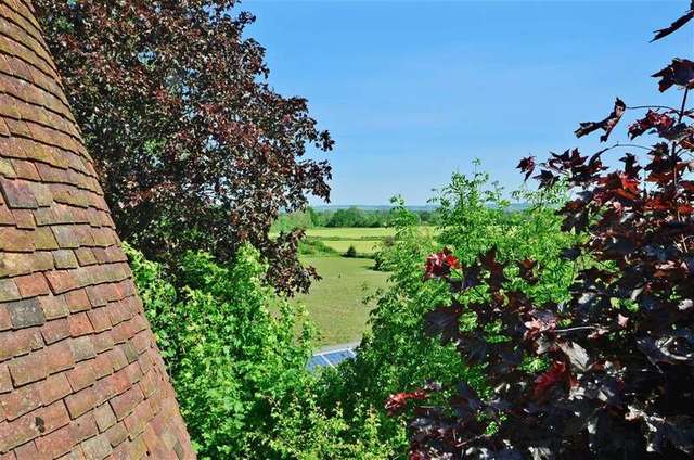  Image of 5 bedroom Detached house for sale in Lenham Road Headcorn Ashford TN27 at Headcorn Ashford Headcorn, TN27 9TU