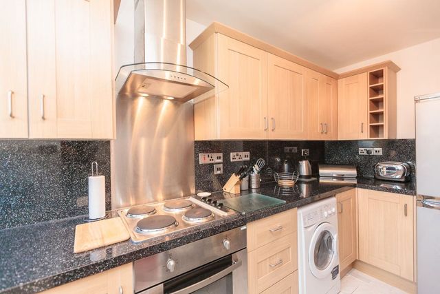  Image of 1 bedroom Flat to rent in Hermitage Park Grove Edinburgh EH6 at Lochend Edinburgh Edinburgh, EH6 8DX
