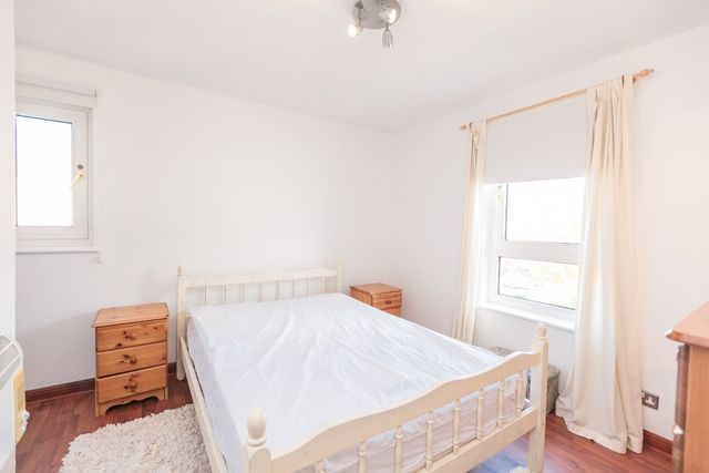  Image of 1 bedroom Flat to rent in Hermitage Park Grove Edinburgh EH6 at Lochend Edinburgh Edinburgh, EH6 8DX