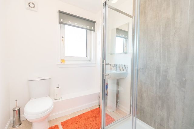  Image of 1 bedroom Flat to rent in Hermitage Park Grove Edinburgh EH6 at Lochend Edinburgh Edinburgh, EH6 8DX