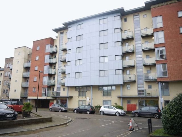 2 Bedroom Flat To Rent In Orchard Place Southampton So14