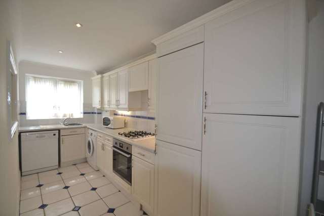  Image of 2 bedroom Apartment to rent in Corner Farm Close Tadworth KT20 at Corner Farm Close  Tadworth, KT20 5SJ