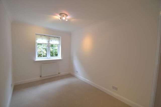  Image of 2 bedroom Apartment to rent in Corner Farm Close Tadworth KT20 at Corner Farm Close  Tadworth, KT20 5SJ