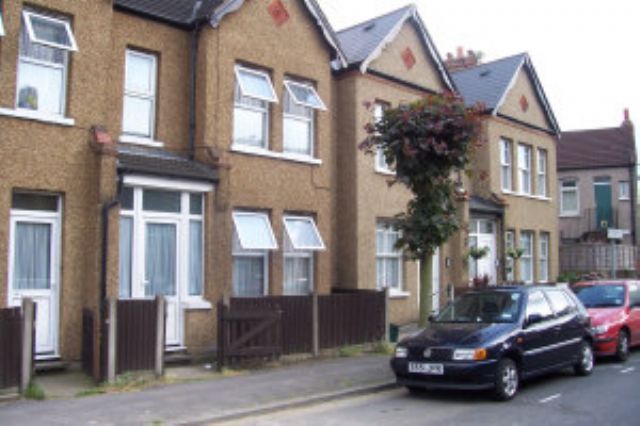  Image of 1 bedroom Ground Flat to rent in West Gardens Colliers Wood London SW17 at West Gardens  Colliers Wood, SW17 9DG